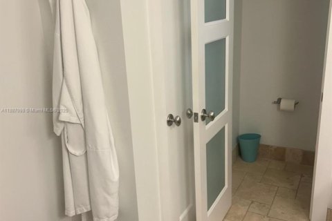 Condo in Hollywood, Florida, 2 bedrooms  № 1938798 - photo 23
