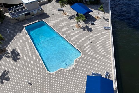 Condo in Hollywood, Florida, 2 bedrooms  № 1938798 - photo 17