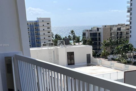 Condo in Hollywood, Florida, 2 bedrooms  № 1938798 - photo 16