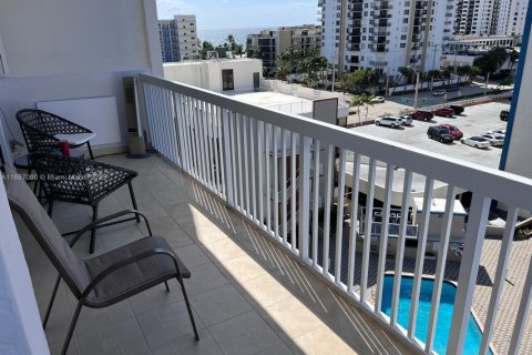 Copropriété à vendre à Hollywood, Floride: 2 chambres, 119.57 m2 № 1938798 - photo 1
