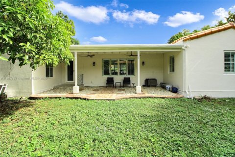 House in Coral Gables, Florida 3 bedrooms, 247.31 sq.m. № 2185832 - photo 30