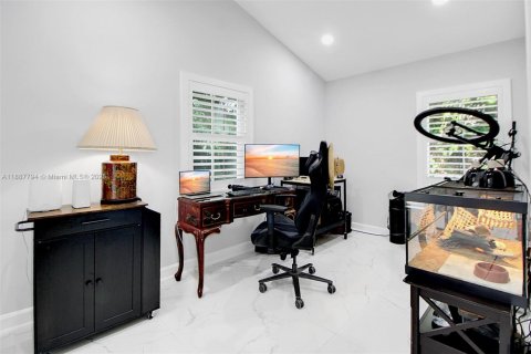 House in Coral Gables, Florida 3 bedrooms, 247.31 sq.m. № 2185832 - photo 26