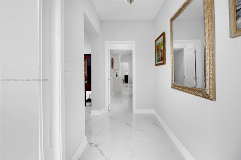 House in Coral Gables, Florida 3 bedrooms, 247.31 sq.m. № 2185832 - photo 21