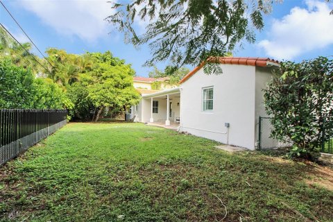 House in Coral Gables, Florida 3 bedrooms, 247.31 sq.m. № 2185832 - photo 28