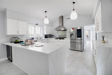 House in Coral Gables, Florida 3 bedrooms, 247.31 sq.m. № 2185832 - photo 10