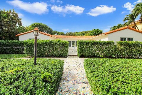 House in Coral Gables, Florida 3 bedrooms, 247.31 sq.m. № 2185832