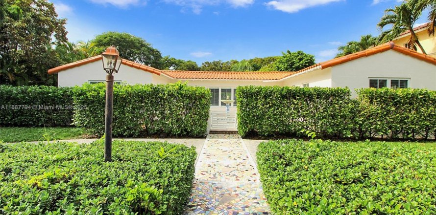 House in Coral Gables, Florida 3 bedrooms, 247.31 sq.m. № 2185832