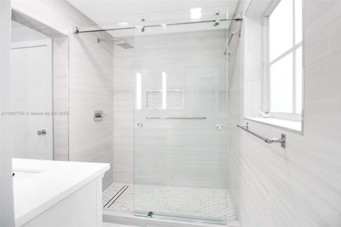 House in Coral Gables, Florida 3 bedrooms, 247.31 sq.m. № 2185832 - photo 23