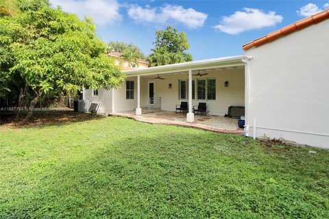 House in Coral Gables, Florida 3 bedrooms, 247.31 sq.m. № 2185832 - photo 29