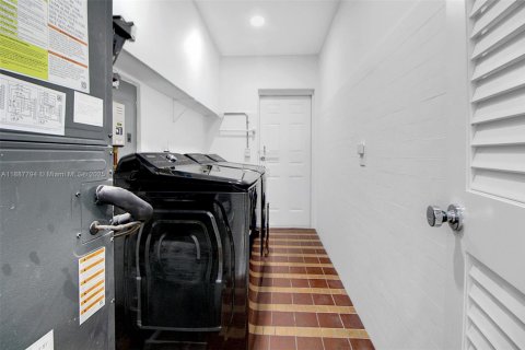 House in Coral Gables, Florida 3 bedrooms, 247.31 sq.m. № 2185832 - photo 27