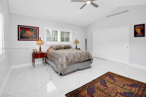 House in Coral Gables, Florida 3 bedrooms, 247.31 sq.m. № 2185832 - photo 15