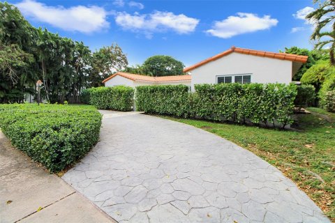 House in Coral Gables, Florida 3 bedrooms, 247.31 sq.m. № 2185832 - photo 2