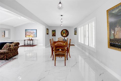 House in Coral Gables, Florida 3 bedrooms, 247.31 sq.m. № 2185832 - photo 9