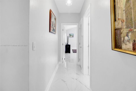 House in Coral Gables, Florida 3 bedrooms, 247.31 sq.m. № 2185832 - photo 13