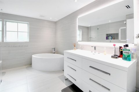House in Coral Gables, Florida 3 bedrooms, 247.31 sq.m. № 2185832 - photo 16