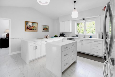 House in Coral Gables, Florida 3 bedrooms, 247.31 sq.m. № 2185832 - photo 11
