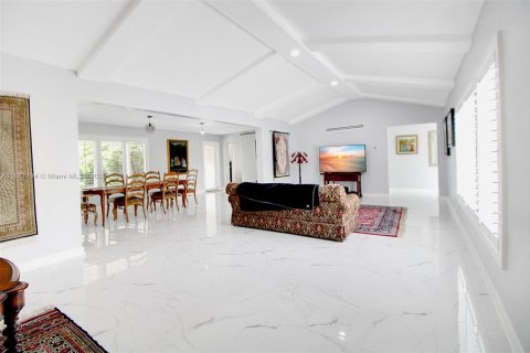 House in Coral Gables, Florida 3 bedrooms, 247.31 sq.m. № 2185832 - photo 7