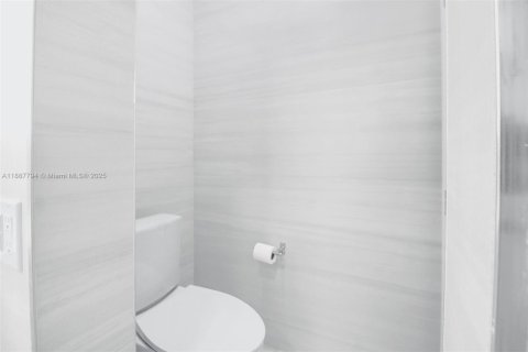 House in Coral Gables, Florida 3 bedrooms, 247.31 sq.m. № 2185832 - photo 25
