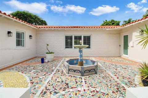 House in Coral Gables, Florida 3 bedrooms, 247.31 sq.m. № 2185832 - photo 4