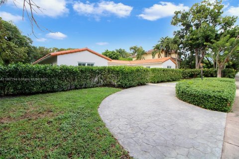 House in Coral Gables, Florida 3 bedrooms, 247.31 sq.m. № 2185832 - photo 3