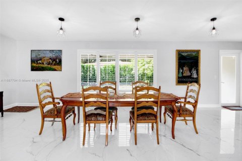 House in Coral Gables, Florida 3 bedrooms, 247.31 sq.m. № 2185832 - photo 8