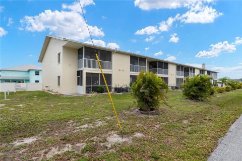 Copropriété à vendre à Punta Gorda, Floride: 2 chambres, 97.18 m2 № 2148573 - photo 2