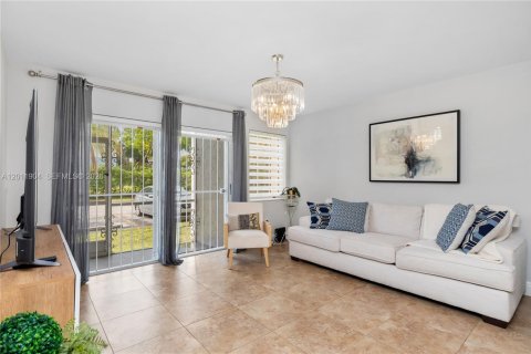 Condo in Cutler Bay, Florida, 1 bedroom № 2076351 - photo 9