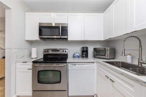 Condo in Cutler Bay, Florida, 1 bedroom № 2076351 - photo 4