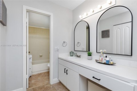 Condo in Cutler Bay, Florida, 1 bedroom № 2076351 - photo 8