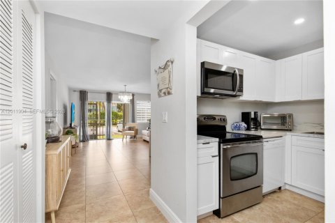 Condo in Cutler Bay, Florida, 1 bedroom № 2076351 - photo 2