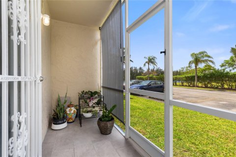 Condo in Cutler Bay, Florida, 1 bedroom № 2076351 - photo 13