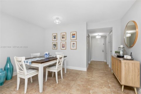 Condo in Cutler Bay, Florida, 1 bedroom № 2076351 - photo 11