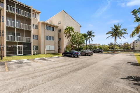 Condo in Cutler Bay, Florida, 1 bedroom № 2076351 - photo 16
