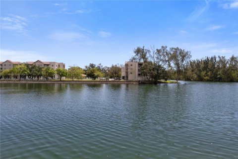 Condo in Cutler Bay, Florida, 1 bedroom № 2076351 - photo 15