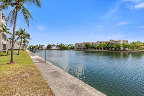 Condo in Cutler Bay, Florida, 1 bedroom № 2076351 - photo 14