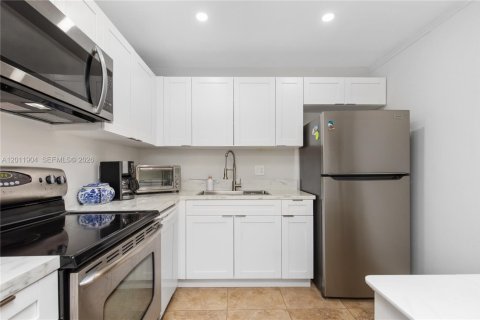 Condo in Cutler Bay, Florida, 1 bedroom № 2076351 - photo 3