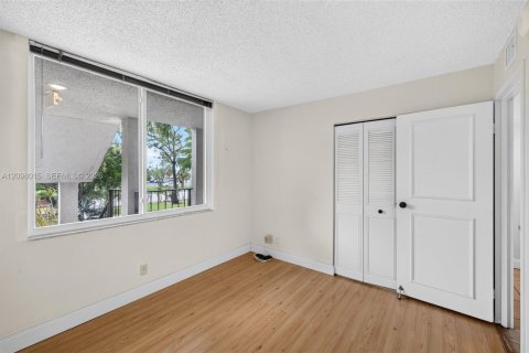 Condo in Lauderdale Lakes, Florida, 2 bedrooms  № 2392667 - photo 19