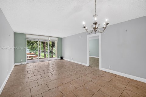 Condo in Lauderdale Lakes, Florida, 2 bedrooms  № 2392667 - photo 5
