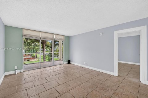 Condo in Lauderdale Lakes, Florida, 2 bedrooms  № 2392667