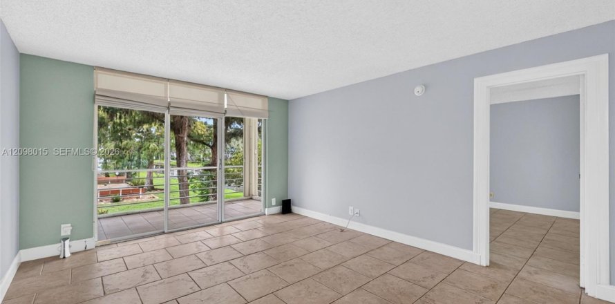 Condo in Lauderdale Lakes, Florida, 2 bedrooms  № 2392667