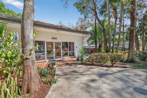 Condo in Lauderdale Lakes, Florida, 2 bedrooms  № 2392667 - photo 22