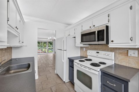 Condo in Lauderdale Lakes, Florida, 2 bedrooms  № 2392667 - photo 13