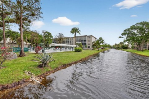 Condo in Lauderdale Lakes, Florida, 2 bedrooms  № 2392667 - photo 30
