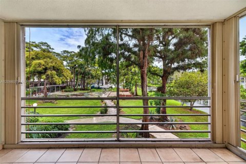 Condo in Lauderdale Lakes, Florida, 2 bedrooms  № 2392667 - photo 2