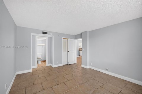 Condo in Lauderdale Lakes, Florida, 2 bedrooms  № 2392667 - photo 15