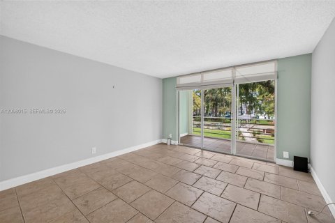 Condo in Lauderdale Lakes, Florida, 2 bedrooms  № 2392667 - photo 6
