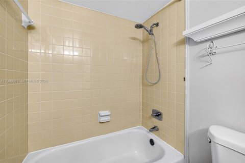 Condo in Lauderdale Lakes, Florida, 2 bedrooms  № 2392667 - photo 17