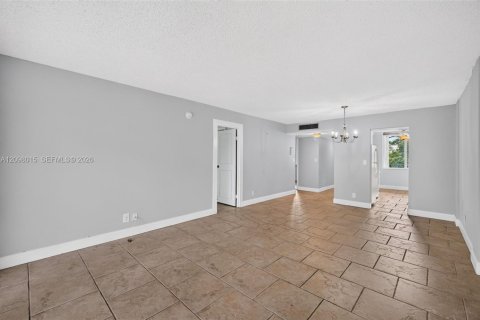 Condo in Lauderdale Lakes, Florida, 2 bedrooms  № 2392667 - photo 7