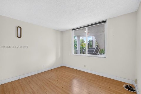 Condo in Lauderdale Lakes, Florida, 2 bedrooms  № 2392667 - photo 18