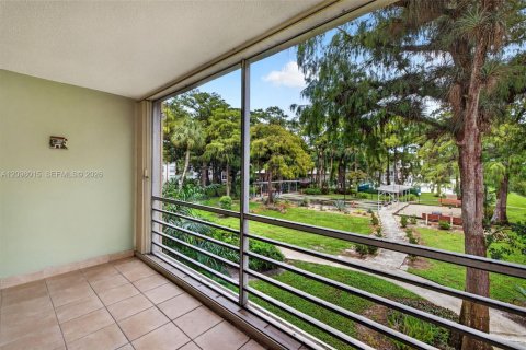 Condo in Lauderdale Lakes, Florida, 2 bedrooms  № 2392667 - photo 9